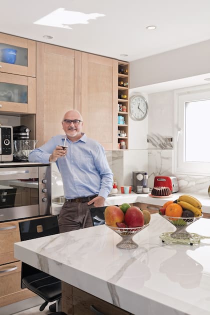 El chef pastelero Osvaldo Gross, miembro de la Academie Culinaire de France, convirtió la dependencia de servicio y la cocina en un solo ambiente, con una isla central alta y superficies de Neolith en blanco, que suman luminosidad.