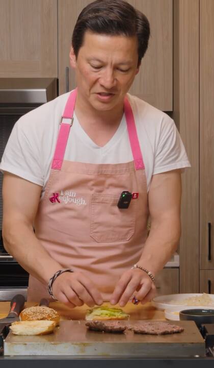 El chef recomienda tener los panes listos, ya que las hamburguesas alcanzan su mejor sabor y textura justo después de salir del fuego