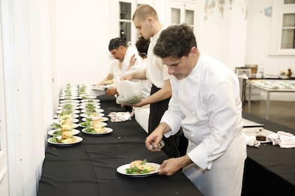El chef Rodrigo Toso estuvo a cargo de la cena para 200 personas organizada por ALPI. Así se encargó de que cada plato saliera a tiempo y aplicó el aceite de trufas en el lomo sellado a las brasas.