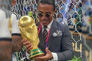 El chef Salt Bae tomó la Copa del Mundo, pese a que está prohibido (Foto Instagram @nusr_et)