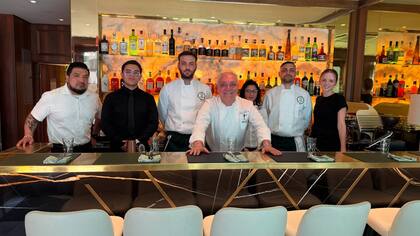 El chef Salvo Lo Castro junto a su equipo de trabajo en su nuevo restaurante CasaSalvo (Facebook/Salvo Lo Castro)
