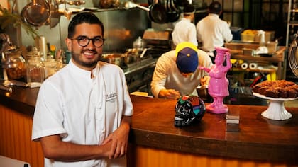 El chef Santiago Macías en la cocina del lugar que ya tiene su sello