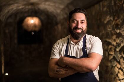 El chef Sebatián Weigandt prioriza los ingredientes locales y los más frescos.