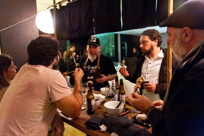 El chef Sergio Asato dialoga con los participantes de Festín