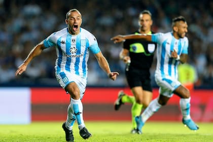 El Chelo Díaz festeja el inolvidable gol que le hizo a Independiente en el clásico del 9 de febrero, cuando Racing le ganó a los Rojos 1-0 con nueve hombres