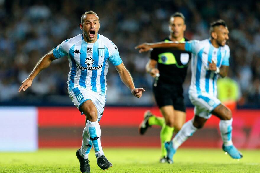 Marcelo Díaz celebrando un gol de la U