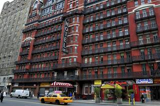 Nueva York: el hotel de Bob Dylan y Mark Twain que ahora es un campo de batalla