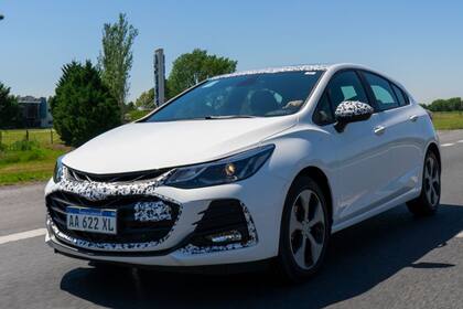 El Chervolet Cruze RS circula camuflado durante las últimas pruebsa cerca de Rosario