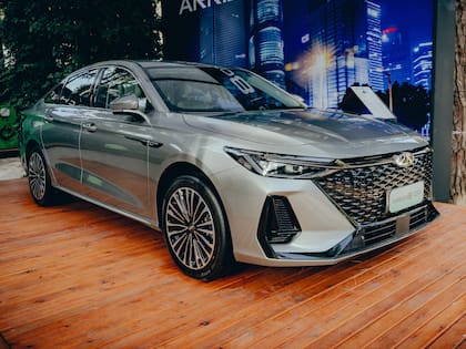 El Chery Arrizo 8 aparece como una de las nuevas alternativas para el segmento que llegan desde China