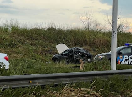 El Chevrolet Agile destruido tras la colisión con un camión en la Circunvalación de Santa Fe