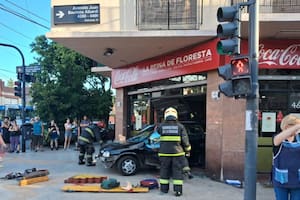 Maniobra peligrosa: chocó con un micro escolar y el auto quedó incrustado en una pizzería