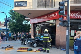 Maniobra peligrosa: chocó con un micro escolar y el auto quedó incrustado en una pizzería