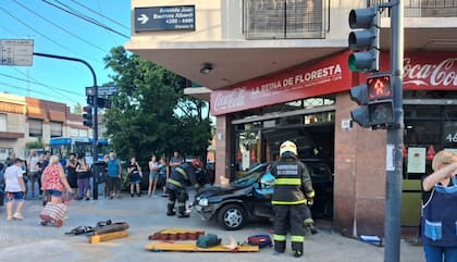 El Chevrolet Corsa quedó incrustado dentro de la pizzería