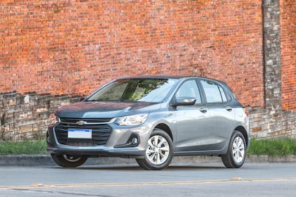 El Chevrolet Onix, que viene importado de Brasil, fue uno de los que más disminuyó sus precios