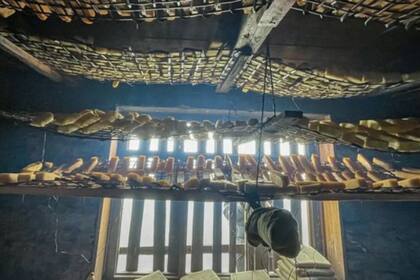 El Chhurpi es un queso muy seco. En el proceso de fabricación se lo fermenta y conserva luego envuelto en pieles de animales