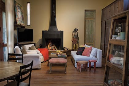 El chic rústico domina cada
ambiente, donde la mano de
Tania se ve en los adornos de
la biblioteca, los cuadros que
cuelgan en las paredes y hasta
algún almohadón bordado
por ella misma, como el que
reza “Mais amor por favor”