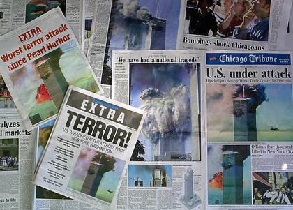 El Chicago Tribune y el Chicago Sun-Times imprimieron ediciones "Extra" el 11 de septiembre de 2001 después de los ataques terroristas en los Estados Unidos