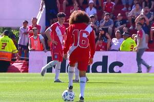 "El chico con rulos" que ingresó este domingo 20 de octubre de 2024 para reemplazar a Rubén Giacobetti, a 48 años del debut de Maradona en Primera división