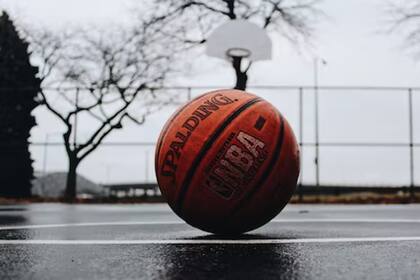 El chico, de 12 años, cumplió su sueño de incursionar en el básquet; además, tiene prótesis que le facilitan remar y andar en bicicleta