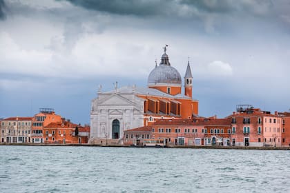 El Chiesa del Santissimo Redentore, o Il Redentore, es una iglesia católica romana del siglo XVI situada en la isla de Giudecca, Venecia, Italia