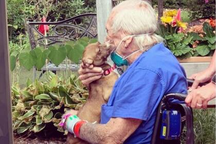 El chihuahua dio aviso al guardia de la zona y logró el personal médico llegar a tiempo
