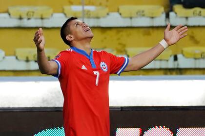 El chileno Alexis Sánchez festeja tras anotar el tercer gol de su equipo en Bolivia; el triunfo por 3-2 en La Paz mantiene a La Roja con alguna chance de llegar a Qatar 2022