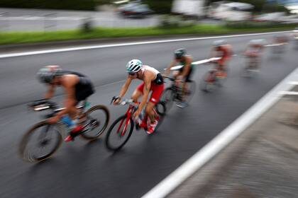 El chileno Diego Moya compite durante la competencia de triatlón individual masculino en el Parque Marino de Odaiba, en Tokio, el 26 de julio de 2021 durante los Juegos Olímpicos de Tokio 2020.