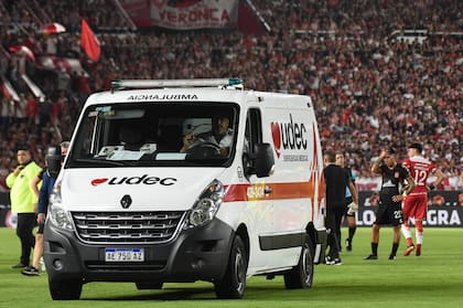 El chileno Javier Altamirano, de Estudiantes, siendo retirado del campo de juego en una ambulancia durante el partido ante Boca