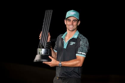El chileno Joaquín Niemann, con el trofeo de campeón individual del torneo LIV Golf en Mayakoba en el campo de golf El Camaleón en Playa del Carmen, México, el domingo 4 de febrero del 2024