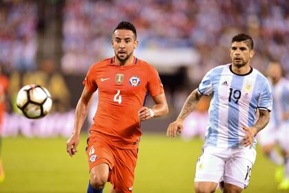 El chileno Mauricio Isla (izq.) Y el argentino Ever Banega miran el balón durante la final de la Copa América Centenario en East Rutherford, Nueva Jersey, Estados Unidos, el 26 de junio de 2016.