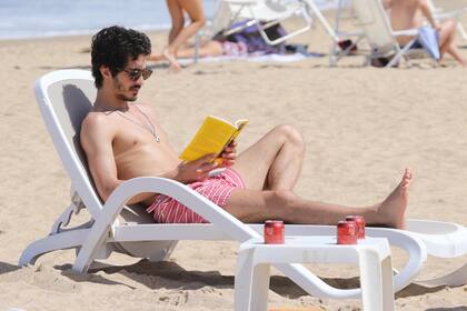 El Chino Darín toma sol mientras lee un libro
