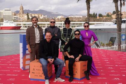 El Chino Darín en Málaga, en su rol de productor, con el elenco y director de Descansat en paz