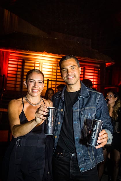 El Chino Leunis brindó junto a su mujer, Magdalena Picabea, mientras veían el show.