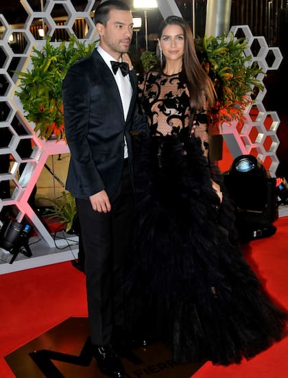 El Chino Leunis y Zaira Nara, los anfitriones de la alfombra roja