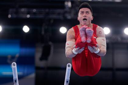 El chino Lin Chaopan se presenta en las barras paralelas durante las calificaciones de gimnasia artística masculina en los Juegos Olímpicos de Verano de 2020, el sábado 24 de julio de 2021 en Tokio.