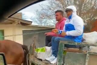 En redes. El Chino Maidana apareció vendiendo leña sobre un carro