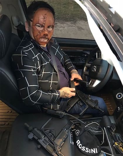 El Chino Maidana con una máscara y dos armas; otra de las fotos que subió en las redes sociales y luego bajó por las polémicas