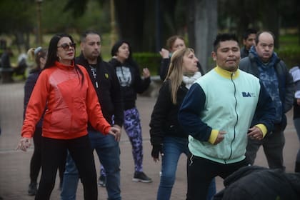 "El Chino" Quenaya al frente de su clase en Parque Chacabuco, en la esquina de Emilio Mitre y Asamblea, junto a vecinos de todas las edades