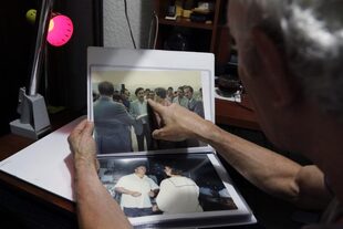 El Chino señala fotos de su archivo personal en las que se ven al capo