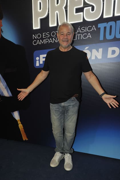 El Chino Volpato posó divertido para los flashes. Luego, charló con sus excompañeros de Midachi, Miguel Del Sel y Dady Brieva