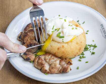 El chipá de Puchero sale relleno con mozzarella y jamón, mollejas doradas y huevo poché