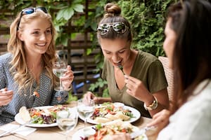 El chisme es una práctica presente en prácticamente todas las sociedades a lo largo de la historia.