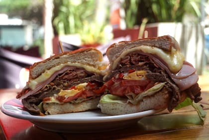 El chivito uruguayo estilo candadiense al pan lleva tradicionalmente escarbadientes para sujetar sus copiosos ingredientes FOTO: Chivito del Bar Arocena