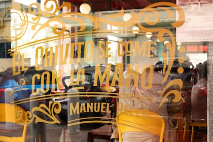 “El chivito se come con la mano”, lema del emblemático Bar Tinkal