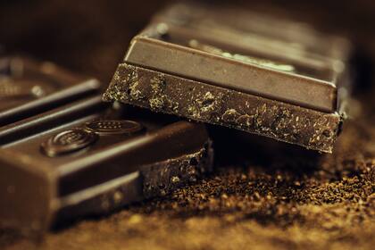 El chocolate amargo ayuda a disminuir la cantidad de colesterol "malo" o LDL en el cuerpo