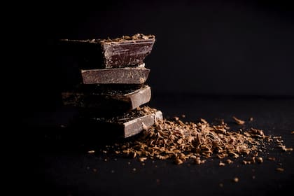 El chocolate amargo junto con citricos es rico en hierro, un compuesto vinculado a varios beneficios para la salud
