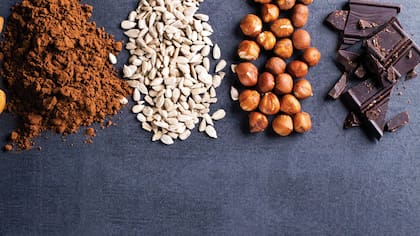 El chocolate amargo y los frutos secos son una gran fuente de magnesio que reduce el estrés y la fatiga