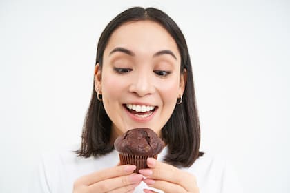 El chocolate contiene compuestos que favorecen la producción de serotonina y endorfinas, neurotransmisores relacionados con la felicidad y la sensación de bienestar (Foto de carácter ilustrativo: Freepik)