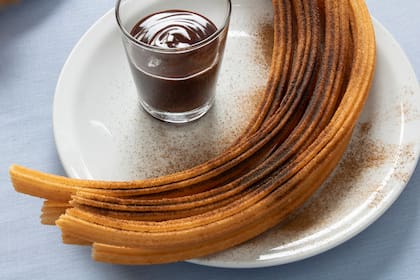 El chocolate que protagoniza el bocado con el churro es de elaboración propia. Es muy espeso, ideal para sumergir los churros y las porras. Se puede comprar por paquete.