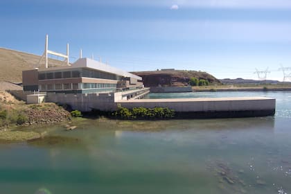 El Chocón es una de las hidroeléctricas emblemáticas del país. Crearán una nueva sociedad para administrarla y luego ofrecerla otra vez al sector privado.